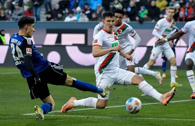 22 11 2025, xemx, Soccer 1 Bundesliga, FC Augsburg Hamburger SV v l Nicolas Capaldo Hamburger SV , Keven Schlotterbeck FC Augsburg Zweikampf, Aktion, action, battle for the ball DFL DFB REGULATIONS PROHIBIT ANY USE OF PHOTOGRAPHS as IMAGE SEQUENCES and or QUASI VIDEO Augsburg