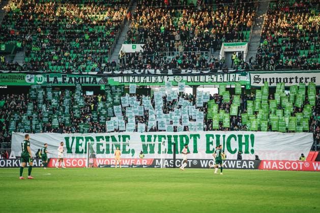 1 Bundesliga VfL Wolfsburg vs Bayer 04 Leverkusen, 22 11 2025 VfL Wolfsburg fans protest clubs, defend yourselves Football, 1 Bundesliga, Matchday 11 VfL Wolfsburg vs Bayer 04 Leverkusen on 22 11 2025 at the Volkswagen Arena, Wolfsburg DFL REGULATIONS PROHIBIT ANY USE OF PHOTOGRAPHS AS IMAGE SEQUENCES AND OR QUASI VIDEO Copyright: xBEAUTIFULxSPORTS Tonhäuserx