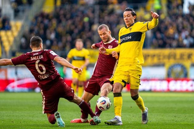 Jeremias Lorch Alemannia Aachen, 06 vs Noel Eichinger Jahn Regensburg, 11 and Benedikt Saller Jahn Regensburg, 06 Alemannia Aachen vs SSV Jahn Regensburg, Football, 3 Liga, Matchday 15, Season 2025 2026, 22 11 2025 DFB REGULATIONS PROHIBIT ANY USE OF PHOTOGRAPHS AS IMAGE SEQUENCES AND OR QUASI VIDEO Alemannia Aachen vs SSV Jahn Regensburg, Football, 3 Liga, Matchday 15, Season 2025 2026, 22 11 2025 Aachen Copyright: xEibner-Pressefoto J.xDerondeaux EP_JDU