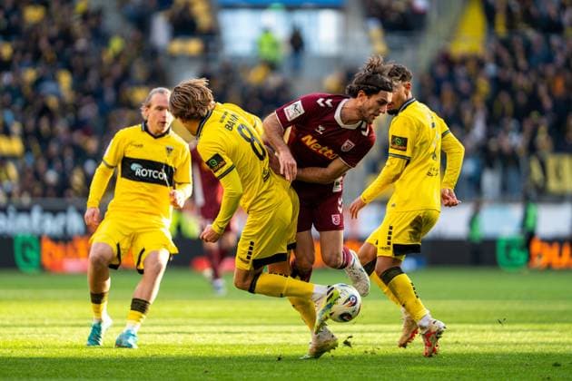 Foul by Bentley Baxter Bahn Alemannia Aachen, 08 on Benedikt Bauer Jahn Regensburg, 26 Alemannia Aachen vs SSV Jahn Regensburg, Football, 3 Liga, Matchday 15, Season 2025 2026, 22 11 2025 DFB REGULATIONS PROHIBIT ANY USE OF PHOTOGRAPHS AS IMAGE SEQUENCES AND OR QUASI VIDEO Alemannia Aachen vs SSV Jahn Regensburg, Football, 3 Liga, Matchday 15, Season 2025 2026, 22 11 2025 Aachen Copyright: xEibner-Pressefoto J.xDerondeaux EP_JDU
