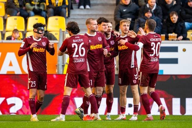 The SSV Jahn Regensburg team celebrates the 2-0 goal by Eric Hottmann Jahn Regensburg, 21 Alemannia Aachen vs SSV Jahn Regensburg, Football, 3 Liga, Matchday 15, Season 2025 2026, 22 11 2025 DFB REGULATIONS PROHIBIT ANY USE OF PHOTOGRAPHS AS IMAGE SEQUENCES AND OR QUASI VIDEO Alemannia Aachen vs SSV Jahn Regensburg, Football, 3 Liga, Matchday 15, Season 2025 2026, 22 11 2025 Aachen Copyright: xEibner-Pressefoto J.xDerondeaux EP_JDU