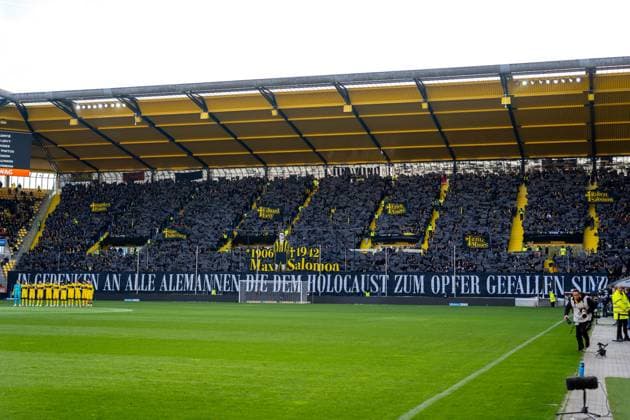 Alemannia fans commemorate the victims of the Holocaust Alemannia Aachen vs SSV Jahn Regensburg, Football, 3 Liga, Matchday 15, Season 2025 2026, 22 11 2025 DFB REGULATIONS PROHIBIT ANY USE OF PHOTOGRAPHS AS IMAGE SEQUENCES AND OR QUASI VIDEO Alemannia Aachen vs SSV Jahn Regensburg, Football, 3 Liga, Matchday 15, Season 2025 2026, 22 11 2025 Aachen Copyright: xEibner-Pressefoto J.xDerondeaux EP_JDU
