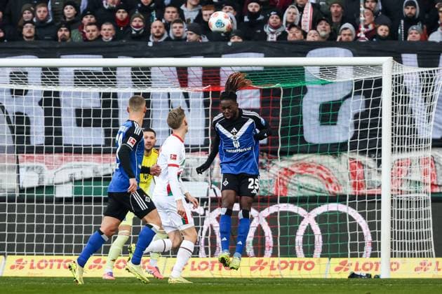 Header by Jordan Torunarigha Hamburger SV, 25 GER, FC Augsburg vs Hamburger SV, 1 Bundesliga Soccer, Matchday 11, Season 2025 2026, 22 11 2025 DFB DFL REGULATIONS PROHIBIT ANY USE OF PHOTOGRAPHS AS IMAGE SEQUENCES AND OR QUASI VIDEO GER, FC Augsburg vs Hamburger SV, 1 Bundesliga Soccer, Matchday 11, Season 2025 2026, 22 11 2025 Augsburg Copyright: xEibner-Pressefoto RogerxBuerkex EP_RBE