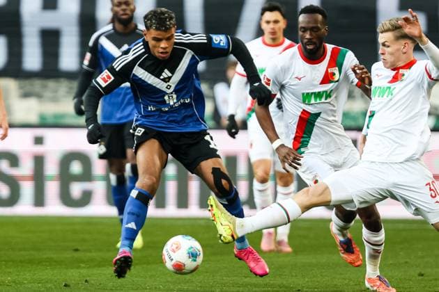 Ransford Konigsdorffer Hamburger SV, 11 vs Anton Kade FC Augsburg 30 GER, FC Augsburg vs Hamburger SV, 1 Bundesliga Soccer, 11 Matchday, Season 2025 2026, 22 11 2025 DFB DFL REGULATIONS PROHIBIT ANY USE OF PHOTOGRAPHS AS IMAGE SEQUENCES AND OR QUASI VIDEO GER, FC Augsburg vs Hamburger SV, 1 Bundesliga Soccer, 11 Matchday, Season 2025 2026, 22 11 2025 Augsburg Copyright: xEibner-Pressefoto RogerxBuerkex EP_RBE
