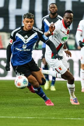 Ransford Konigsdorffer Hamburger SV, 11 vs Chrislain Matsima FC Augsburg 05 GER, FC Augsburg vs Hamburger SV, 1 Bundesliga Soccer, Matchday 11, Season 2025 2026, 22 11 2025 DFB DFL REGULATIONS PROHIBIT ANY USE OF PHOTOGRAPHS AS IMAGE SEQUENCES AND OR QUASI VIDEO GER, FC Augsburg vs Hamburger SV, 1 Bundesliga Soccer, Matchday 11, Season 2025 2026, 22 11 2025 Augsburg Copyright: xEibner-Pressefoto RogerxBuerkex EP_RBE