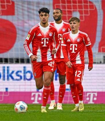 22 11 2025, Soccer Bundesliga 2025 2026, Matchday 11, FC Bayern Munich SC Freiburg, at the Allianz Arena Munich, The Bayern players are disappointed v l Aleksandar Pavlovic FC Bayern Munich , Jonathan Tah FC Bayern Munich and Lennart Karl FC Bayern Munich DFL and DFB regulations prohibit any use of photographs as image sequences and or quasi video
