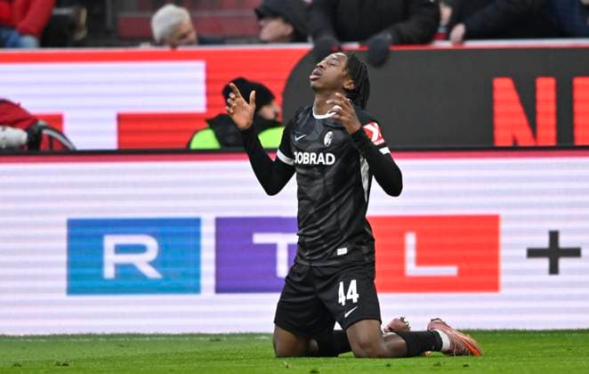GOAL to 0 2 Johan Manzambi SC Freiburg SCF 44 Goal celebration Prayer FC Bayern Muenchen SC Freiburg SCF 22 11 2025 DFL REGULATIONS PROHIBIT ANY USE OF PHOTOGRAPHS AS IMAGE SEQUENCES AND OR QUASI VIDEO FC Bayern Muenchen SC Freiburg SCF