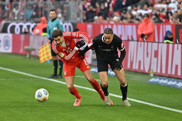 GER, Bayern, Muenchen, Fußball, FC Bayern Muenchen SC Freiburg, in der Allianz Arena, Muenchen, Bundesliga, 11 Spieltag, 22 11 25, v l Leon Goretzka FC Bayern Muenchen, 8 , Derry Scherhant SC Freiburg, 7 , im Zweikampf um den Ball DFL DFB regulations prohibit any use of photographs as image sequences and or quasi video, Copyright: HMB-Media MichaelxNibel