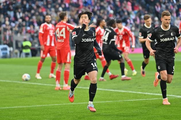 GER, Bayern, Muenchen, Fußball, FC Bayern Muenchen SC Freiburg, in der Allianz Arena, Muenchen, Bundesliga, 11 Spieltag, 22 11 25, v l Yuito Suzuki SC Freiburg, 14 , tTorjubel, Freude, Emotionen, Jubel, Feiern, Goal Scored, Celebrate DFL DFB regulations prohibit any use of photographs as image sequences and or quasi video, Copyright: HMB-Media MichaelxNibel