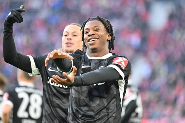 GER, Bayern, Muenchen, Fußball, FC Bayern Muenchen SC Freiburg, in der Allianz Arena, Muenchen, Bundesliga, 11 Spieltag, 22 11 25, v l Johan Manzambi SC Freiburg, 44 , Torjubel, Freude, Emotionen, Jubel, Feiern, Goal Scored, Celebrate DFL DFB regulations prohibit any use of photographs as image sequences and or quasi video, Copyright: HMB-Media MichaelxNibel