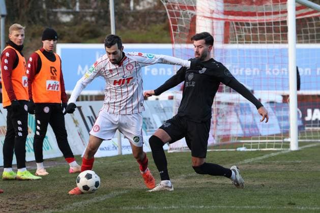 Rafael Garcia K li vs Dennis Brock SI Soccer Regionalliga West, Matchday 16, Sportfreunde Siegen SC Fortuna Koeln Köln , on 22 11 2025 in Siegen Germany