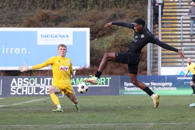Josue Santo SI right scores the goal in this scene to make it 2 2 Goalkeeper Lennart Winkler K li Can no longer intervene Soccer Regionalliga West, Matchday 16, Sportfreunde Siegen SC Fortuna Köln , on 22 11 2025 in Siegen Germany