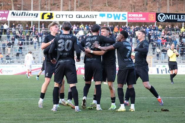 Goal celebration around Josue Santo SI after his ™goal for 2 2 Soccer Regionalliga West, Matchday 16, Sportfreunde Siegen SC Fortuna Koeln Köln , on 22 11 2025 in Siegen Germany