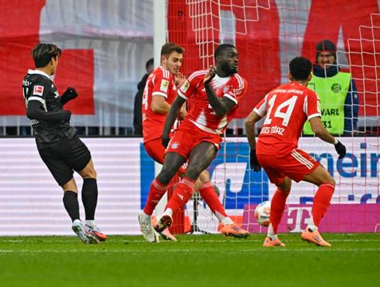 22 11 2025, Soccer Bundesliga 2025 2026, Matchday 11, FC Bayern Munich SC Freiburg, at the Allianz Arena Munich, Yuito Suzuki SC Freiburg scores to 0 1 v l Yuito Suzuki SC Freiburg , Josip Stanisic Bayern Munich , Dayot Upamecano FC Bayern Munich and Luis Diaz FC Bayern Munich DFL and DFB regulations prohibit any use of photographs as image sequences and or quasi video