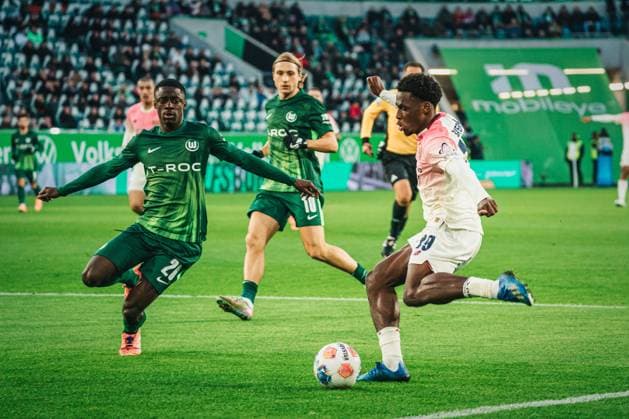 1 Bundesliga VfL Wolfsburg vs Bayer 04 Leverkusen, 22 11 2025 Ernest Poku Bayer 04 Leverkusen, 19 on the ball Football, 1 Bundesliga, Matchday 11 VfL Wolfsburg vs Bayer 04 Leverkusen on 22 11 2025 at the Volkswagen Arena, Wolfsburg DFL REGULATIONS PROHIBIT ANY USE OF PHOTOGRAPHS AS IMAGE SEQUENCES AND OR QUASI VIDEO Copyright: xBEAUTIFULxSPORTS Tonhäuserx