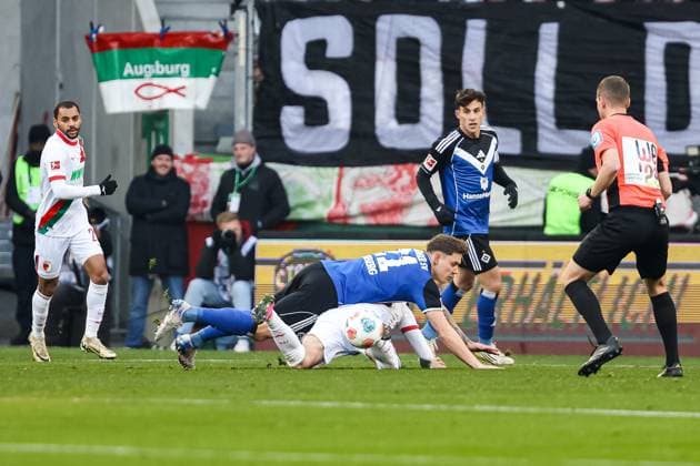 Nicolai Remberg Hamburger SV, 21 stuerzt mit dem Ball GER, FC Augsburg vs Hamburger SV, 1 Bundesliga Soccer, Matchday 11, Season 2025 2026, 22 11 2025 DFB DFL REGULATIONS PROHIBIT ANY USE OF PHOTOGRAPHS AS IMAGE SEQUENCES AND OR QUASI VIDEO GER, FC Augsburg vs Hamburger SV, 1 Bundesliga Soccer, Matchday 11, Season 2025 2026, 22 11 2025 Augsburg Copyright: xEibner-Pressefoto RogerxBuerkex EP_RBE