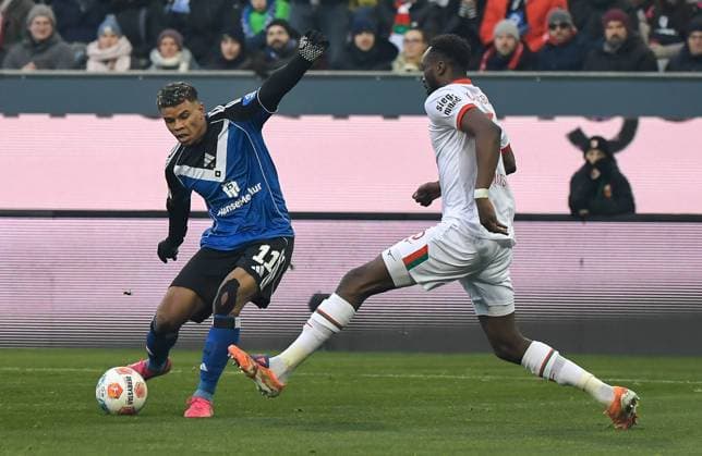 22 11 2025, xemx, Soccer 1 Bundesliga, FC Augsburg Hamburger SV v l Ransford Koenigsdoerfer Hamburger SV , Chrislain Matsima FC Augsburg with goal shot on crossbar DFL DFB REGULATIONS PROHIBIT ANY USE OF PHOTOGRAPHS as IMAGE SEQUENCES and or QUASI VIDEO Augsburg