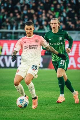 1 Bundesliga VfL Wolfsburg vs Bayer 04 Leverkusen, 22 11 2025 Alejandro Grimaldo Bayer 04 Leverkusen, 20 on the ball Football, 1 Bundesliga, Matchday 11 VfL Wolfsburg vs Bayer 04 Leverkusen on 22 11 2025 at the Volkswagen Arena, Wolfsburg DFL REGULATIONS PROHIBIT ANY USE OF PHOTOGRAPHS AS IMAGE SEQUENCES AND OR QUASI VIDEO Copyright: xBEAUTIFULxSPORTS Tonhäuserx