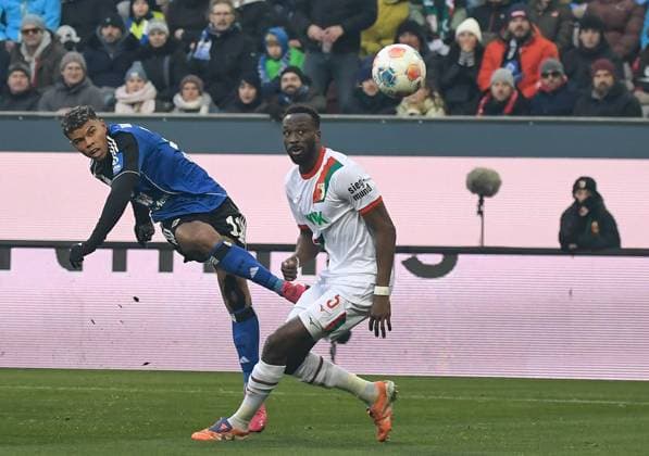 22 11 2025, xemx, Soccer 1 Bundesliga, FC Augsburg Hamburger SV v l Ransford Koenigsdoerfer Hamburger SV , Chrislain Matsima FC Augsburg with goal shot on crossbar DFL DFB REGULATIONS PROHIBIT ANY USE OF PHOTOGRAPHS as IMAGE SEQUENCES and or QUASI VIDEO Augsburg