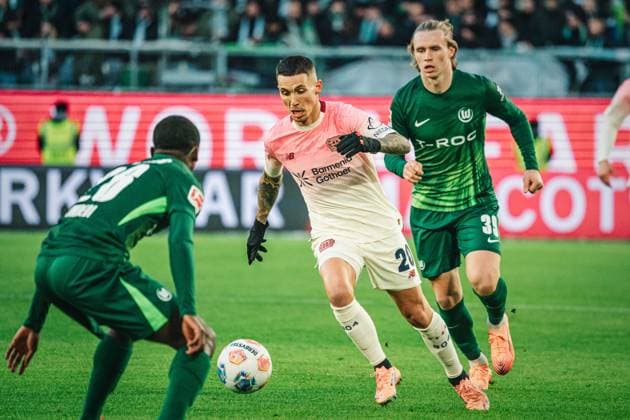 1 Bundesliga VfL Wolfsburg vs Bayer 04 Leverkusen, 22 11 2025 Alejandro Grimaldo Bayer 04 Leverkusen, 20 on the ball Football, 1 Bundesliga, Matchday 11 VfL Wolfsburg vs Bayer 04 Leverkusen on 22 11 2025 at the Volkswagen Arena, Wolfsburg DFL REGULATIONS PROHIBIT ANY USE OF PHOTOGRAPHS AS IMAGE SEQUENCES AND OR QUASI VIDEO Copyright: xBEAUTIFULxSPORTS Tonhäuserx