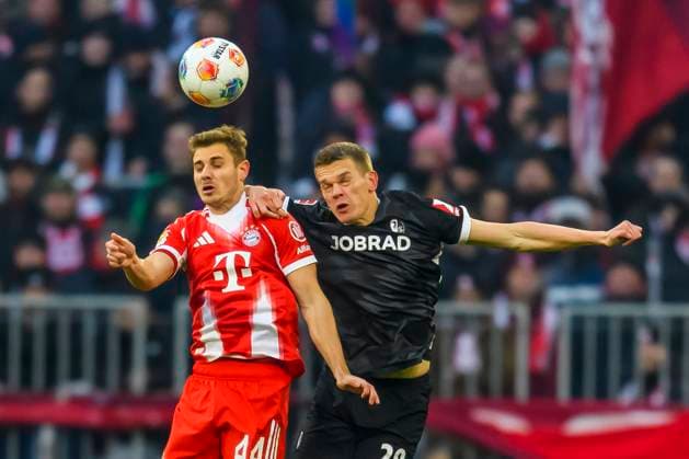 GER, DFB, FC Bayern Muenchen vs SC Freiburg 22 11 2025, Allianz Arena, Muenchen, GER, DFB, FC Bayern Muenchen vs SC Freiburg, in the picture Luis Daz FCB 14 in a duel against Matthias Ginter Freiburg 28 nordphotoxGmbHx xStraubmeier nph00004