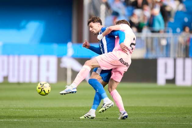 November 22, 2025, Vitoria, Alava, SPAIN: Lucas Boye of Deportivo Alaves competes for the ball with Carl Starfelt of RC Celta de Vigo during the LaLiga EA Sports match between Deportivo Alaves and RC Celta de Vigo at Mendizorrotza on November 22, 2025, in Vitoria, Spain. Vitoria SPAIN - ZUMAa181 20251122_zaa_a181_052 Copyright: xRicardoxLarreinax