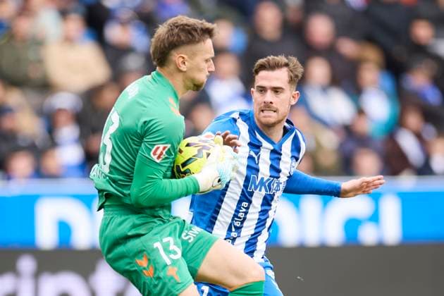 November 22, 2025, Vitoria, Alava, SPAIN: Ionut Radu of RC Celta de Vigo competes for the ball with Toni Martinez of Deportivo Alaves during the LaLiga EA Sports match between Deportivo Alaves and RC Celta de Vigo at Mendizorrotza on November 22, 2025, in Vitoria, Spain. Vitoria SPAIN - ZUMAa181 20251122_zaa_a181_056 Copyright: xRicardoxLarreinax