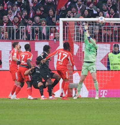 22 11 2025, xblx, Soccer 1 Bundesliga, FC Bayern Muenchen SC Freiburg v l Johan Manzambi SC Freiburg , Goal scored, Goal to 0 2 DFL DFB REGULATIONS PROHIBIT ANY USE OF PHOTOGRAPHS as IMAGE SEQUENCES and or QUASI VIDEO Muenchen