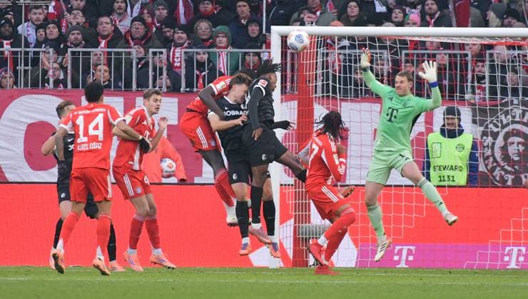 22 11 2025, xblx, Soccer 1 Bundesliga, FC Bayern Muenchen SC Freiburg v l Johan Manzambi SC Freiburg , Goal scored, Goal to 0 2 DFL DFB REGULATIONS PROHIBIT ANY USE OF PHOTOGRAPHS as IMAGE SEQUENCES and or QUASI VIDEO Muenchen