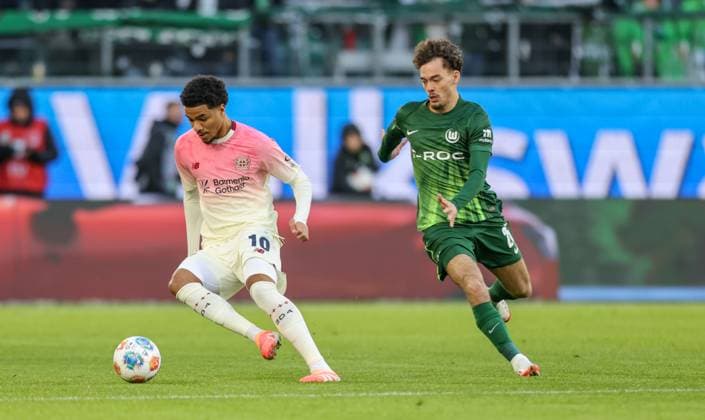 DEU, Wolfsburg, VfL Wolfsburg vs Bayer Leverkusen, Bundesliga, DFB, Season 2526, Volkswagen Arena, Matchday 11, pictured f l n r Malik Tillman Bayer Leverkusen 10 , Aaron Zehnter VfL Wolfsburg 25 DFB DFL REGULATIONS PROHIBIT ANY USE OF PHOTOGRAPHS AS IMAGE SEQUENCES AND OR QUASI VIDEO, 22 11 2025 Copyright: HMBxMedia HendrikxHamelau