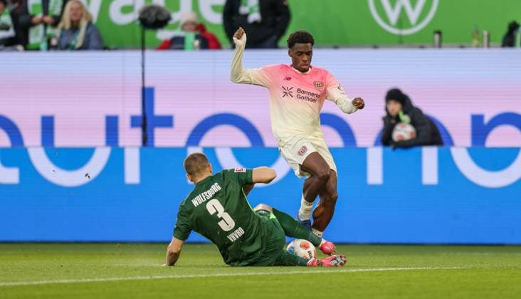 DEU, Wolfsburg, VfL Wolfsburg vs Bayer Leverkusen, Bundesliga, DFB, Saison 2526, Volkswagen Arena, 11 Spieltag, im Bild f l n r Denis Vavro VfL Wolfsburg 3 , Ernest Poku Bayer Leverkusen 19 , Zweikampf DFB DFL REGULATIONS PROHIBIT ANY USE OF PHOTOGRAPHS AS IMAGE SEQUENCES AND OR QUASI VIDEO, 22 11 2025 Copyright: HMBxMedia HendrikxHamelau
