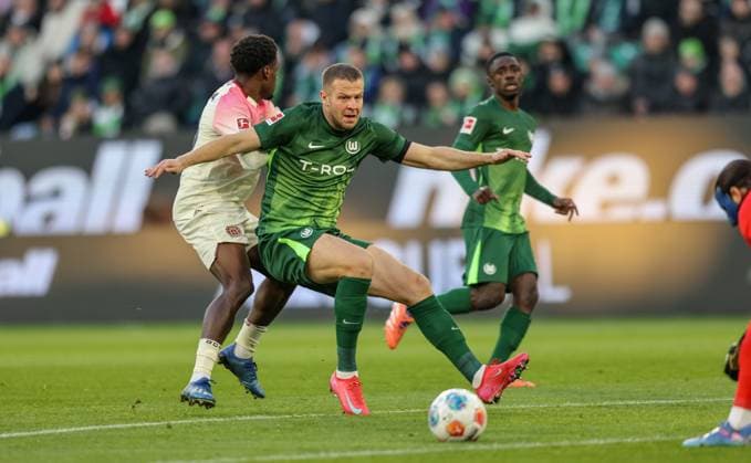 DEU, Wolfsburg, VfL Wolfsburg vs Bayer Leverkusen, Bundesliga, DFB, Saison 2526, Volkswagen Arena, 11 Spieltag, im Bild f l n r Denis Vavro VfL Wolfsburg 3 DFB DFL REGULATIONS PROHIBIT ANY USE OF PHOTOGRAPHS AS IMAGE SEQUENCES AND OR QUASI VIDEO, 22 11 2025 Copyright: HMBxMedia HendrikxHamelau