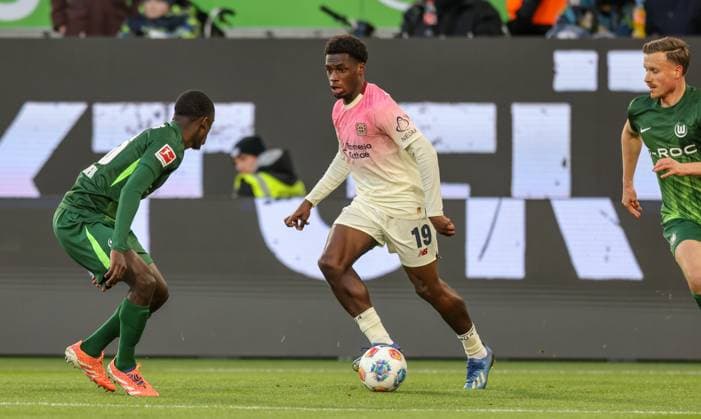DEU, Wolfsburg, VfL Wolfsburg vs Bayer Leverkusen, Bundesliga, DFB, Saison 2526, Volkswagen Arena, 11 Spieltag, im Bild v l n r Saël Kumbedi VfL Wolfsburg 26 , Jesper Lindström VfL Wolfsburg 19 DFB DFL REGULATIONS PROHIBIT ANY USE OF PHOTOGRAPHS AS IMAGE SEQUENCES AND OR QUASI VIDEO, 22 11 2025 Copyright: HMBxMedia HendrikxHamelau