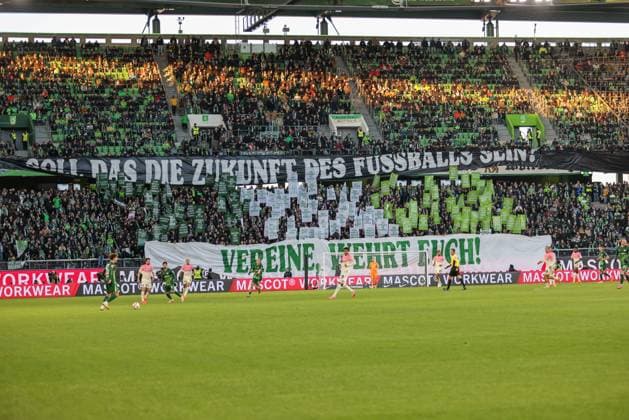 DEU, Wolfsburg, VfL Wolfsburg vs Bayer Leverkusen, Bundesliga, DFB, Saison 2526, Volkswagen Arena, 11 Spieltag, im Bild Fan Protest Wolfsburg DFB DFL REGULATIONS PROHIBIT ANY USE OF PHOTOGRAPHS AS IMAGE SEQUENCES AND OR QUASI VIDEO, 22 11 2025 Copyright: HMBxMedia HendrikxHamelau