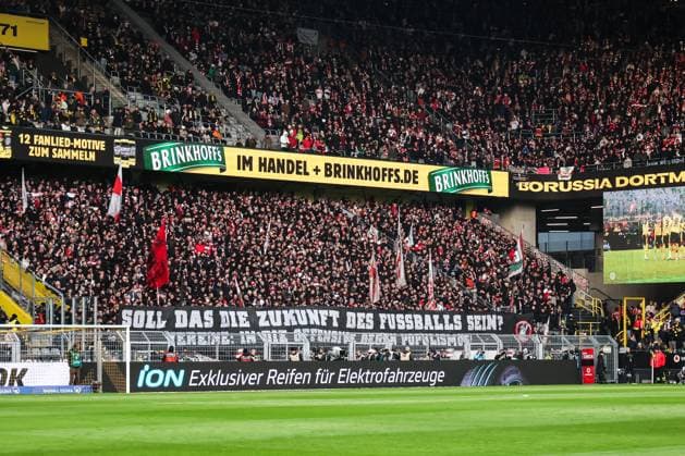 Sport, Football, Bundesliga Season 2025 2026 11 Matchday Borussia Dortmund VfB Stuttgart 22 11 2025, SIGNAL IDUNA PARK Fans VfB Stuttgart with a protest banner with the inscription Soll das die Zukunft des Fussballs sein Dortmund SIGNAL IDUNA PARK Nordrhein Westfalen Germany