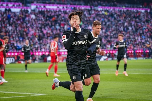 Germany Soccer Bundesliga 2025 26, 11 Matchday FC Bayern vs SC Freiburg Allianz Arena Munich Goal and goal celebration to 0 1 by Yuito Suzuki SC Freiburg, 14 Joy, emotions, jubilation Munich Bayern Germany Copyright: xJOERANxSTEINIEKx