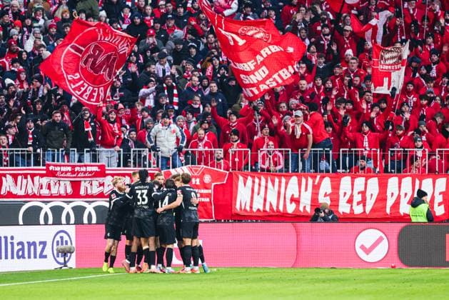 Team SC Freiburg Goal for 0 2 at the match between FC Bayern Munich v SC Freiburg, Football, Men, Bundesliga, 2025 2026, 11 Matchday on 22 11 2025 in Munich, Allianz Arena DFL and DFB regulations prohibit any use of photographs as image sequences and or quasi video Bayern Germany