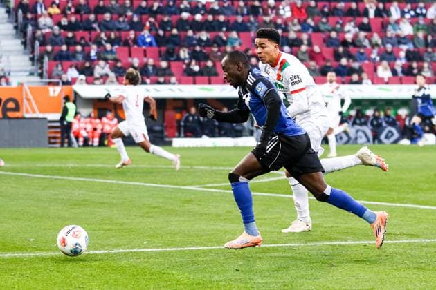 Jean Luc Dompe Hamburger SV, 07 vs Noahkai Banks FC Augsburg 40 GER, FC Augsburg vs Hamburger SV, 1 Bundesliga Soccer, Matchday 11, Season 2025 2026, 22 11 2025 DFB DFL REGULATIONS PROHIBIT ANY USE OF PHOTOGRAPHS AS IMAGE SEQUENCES AND OR QUASI VIDEO GER, FC Augsburg vs Hamburger SV, 1 Bundesliga Soccer, Matchday 11, Season 2025 2026, 22 11 2025 Augsburg Copyright: xEibner-Pressefoto RogerxBuerkex EP_RBE