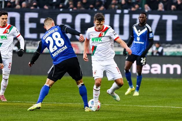 Robin Fellhauer FC Augsburg 19 vs Miro Muheim Hamburger SV, 28 GER, FC Augsburg vs Hamburger SV, 1 Bundesliga Soccer, Matchday 11, Season 2025 2026, 22 11 2025 DFB DFL REGULATIONS PROHIBIT ANY USE OF PHOTOGRAPHS AS IMAGE SEQUENCES AND OR QUASI VIDEO GER, FC Augsburg vs Hamburger SV, 1 Bundesliga Soccer, Matchday 11, Season 2025 2026, 22 11 2025 Augsburg Copyright: xEibner-Pressefoto RogerxBuerkex EP_RBE