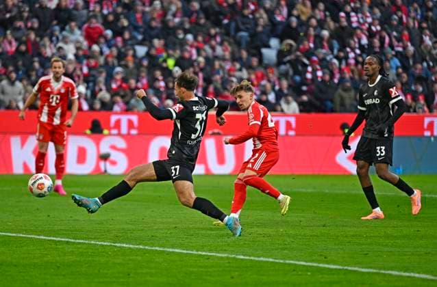 22 11 2025, Soccer Bundesliga 2025 2026, Matchday 11, FC Bayern Munich SC Freiburg, in the Allianz Arena Munich, f l Max Rosenfelder SC Freiburg and Lennart Karl FC Bayern Munich at 1 2 by Lennart Karl FC Bayern Munich , Jordy Makengo SC Freiburg DFL and DFB regulations prohibit any use of photographs as image sequences and or quasi video