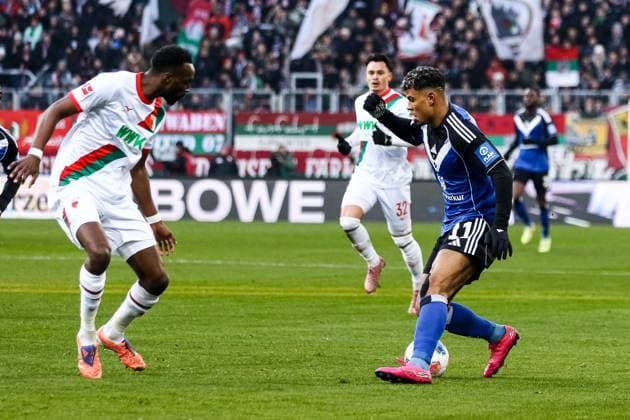 Ransford Konigsdorffer Hamburger SV, 11 vs Chrislain Matsima FC Augsburg 05 GER, FC Augsburg vs Hamburger SV, 1 Bundesliga Soccer, Matchday 11, Season 2025 2026, 22 11 2025 DFB DFL REGULATIONS PROHIBIT ANY USE OF PHOTOGRAPHS AS IMAGE SEQUENCES AND OR QUASI VIDEO GER, FC Augsburg vs Hamburger SV, 1 Bundesliga Soccer, Matchday 11, Season 2025 2026, 22 11 2025 Augsburg Copyright: xEibner-Pressefoto RogerxBuerkex EP_RBE