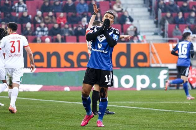Goal chance for Ransford Konigsdorffer Hamburger SV, 11 only to the post GER, FC Augsburg vs Hamburger SV, 1 Bundesliga Soccer, Matchday 11, Season 2025 2026, 22 11 2025 DFB DFL REGULATIONS PROHIBIT ANY USE OF PHOTOGRAPHS AS IMAGE SEQUENCES AND OR QUASI VIDEO GER, FC Augsburg vs Hamburger SV, 1 Bundesliga Soccer, Matchday 11, Season 2025 2026, 22 11 2025 Augsburg Copyright: xEibner-Pressefoto RogerxBuerkex EP_RBE