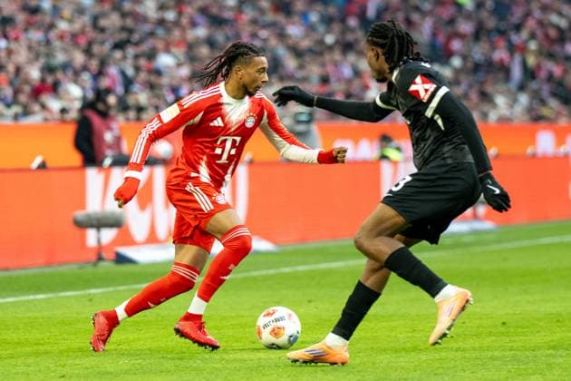 Michael Olise 17 FC Bayern Muenchen , in duel with Jordy Makengo 33 SC Freiburg , FC Bayern Muenchen SC Freiburg, Soccer, Bundesliga, Matchday 11, 22 11 2025 DFB regulations prohibit any use of photographs as image sequences and or quasi video Muenchen Bayern Germany Copyright: xkolbert-press UlrichxGamelx