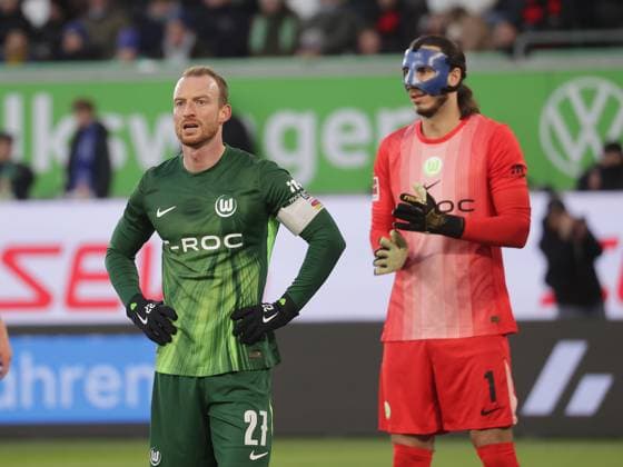 Maximilian Arnold VfL Wolfsburg , Kamil Grabara VfL Wolfsburg Football, Men, Season 2025 2026, 1 Liga, Bundesliga, Volkswagenarena, VfL Wolfsburg vs Bayer Leverkusen DFL REGULATIONS PROHIBIT ANY USE OF PHOTOGRAPHS AS IMAGE SEQUENCES AND OR QUASI VIDEO
