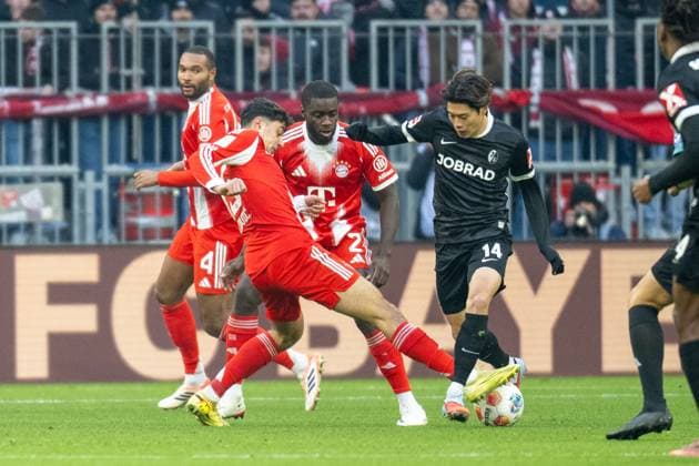 Aleksandar Pavlovic 45 FC Bayern Muenchen , Dayot Upamecano 2 FC Bayern Muenchen in duel with Yuito Suzuki 14 SC Freiburg , FC Bayern Muenchen SC Freiburg, Soccer, Bundesliga, Matchday 11, 22 11 2025 DFB regulations prohibit any use of photographs as image sequences and or quasi video Muenchen Bayern Germany Copyright: xkolbert-press UlrichxGamelx