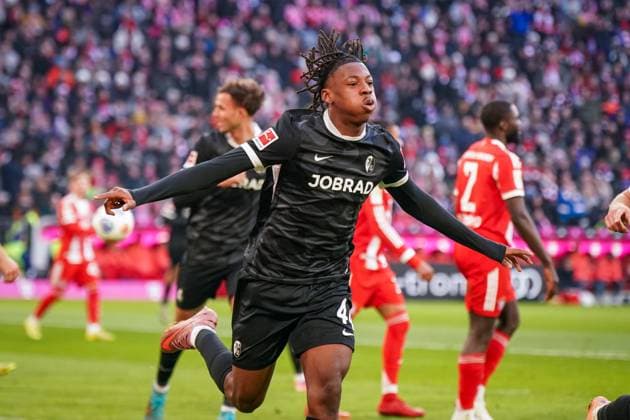 Germany Soccer Bundesliga 2025 26, 11 Matchday FC Bayern vs SC Freiburg Allianz Arena Munich Goal and goal celebration to 0 2 by Johan Manzambi SC Freiburg, 44 Joy, emotions, jubilation Munich Bayern Germany Copyright: xJOERANxSTEINIEKx