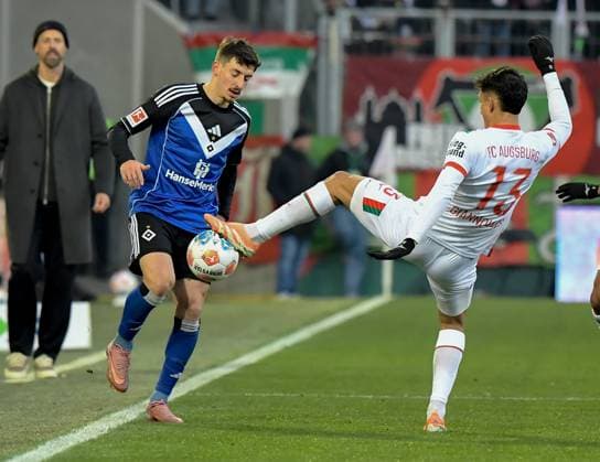 22 11 2025, xemx, Football 1 Bundesliga, FC Augsburg Hamburger SV v l Giorgi Gocholeishvili Hamburger SV , Dimitrios Giannoulis FC Augsburg Zweikampf, Aktion, action, battle for the ball DFL DFB REGULATIONS PROHIBIT ANY USE OF PHOTOGRAPHS as IMAGE SEQUENCES and or QUASI VIDEO Augsburg