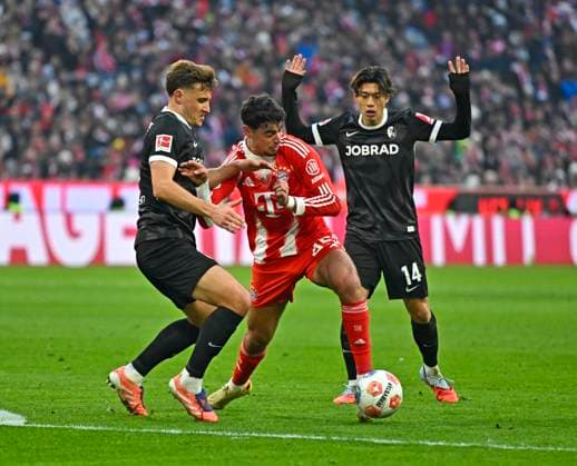 22 11 2025, Soccer Bundesliga 2025 2026, Matchday 11, FC Bayern Munich SC Freiburg, in the Allianz Arena Munich, f l Maximilian Eggestein SC Freiburg , Aleksandar Pavlovic Bayern Munich , Yuito Suzuki SC Freiburg DFL and DFB regulations prohibit any use of photographs as image sequences and or quasi video