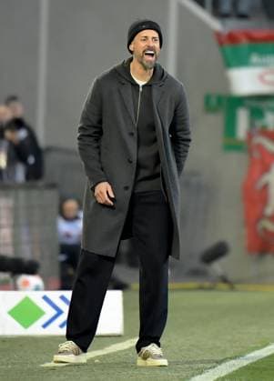22 11 2025, xemx, Soccer 1 Bundesliga, FC Augsburg Hamburger SV v l Head coach Sandro Wagner FC Augsburg gives instructions, gesticulates with arms, gesticulates, gives instructions DFL DFB REGULATIONS PROHIBIT ANY USE OF PHOTOGRAPHS as IMAGE SEQUENCES and or QUASI VIDEO Augsburg