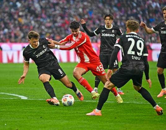 22 11 2025, Soccer Bundesliga 2025 2026, Matchday 11, FC Bayern Munich SC Freiburg, at the Allianz Arena Munich, from left Maximilian Eggestein SC Freiburg , Aleksandar Pavlovic Bayern Munich , Yuito Suzuki SC Freiburg and Philipp Treu SC Freiburg DFL and DFB regulations prohibit any use of photographs as image sequences and or quasi video
